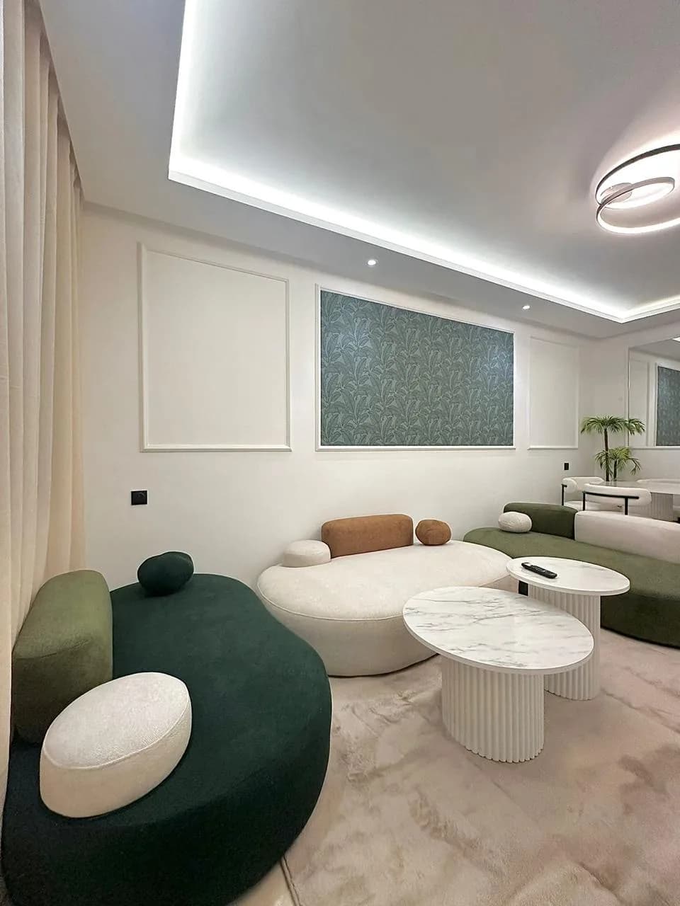 Al Yazid — salon, canapés courbes et papier peint décoratif