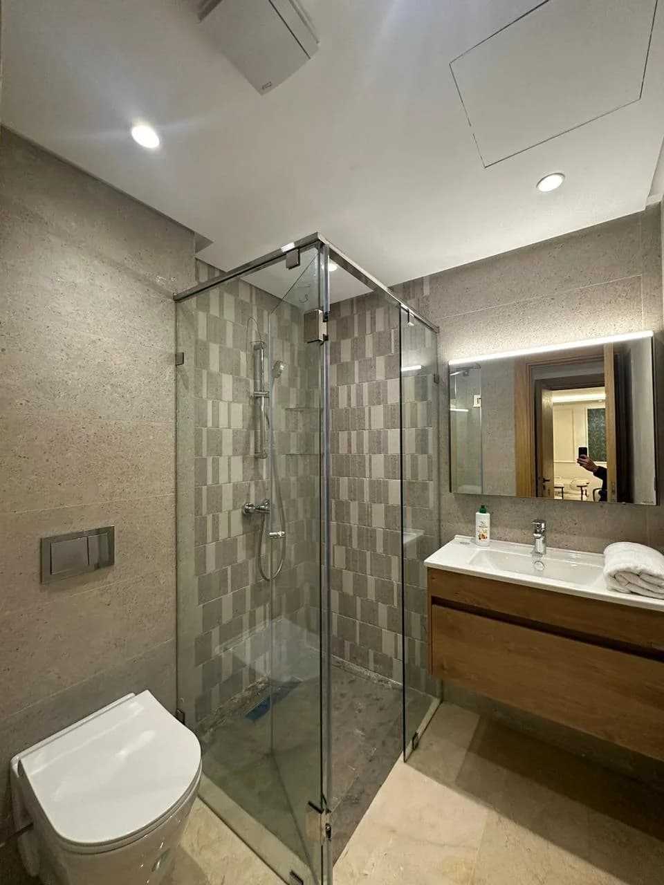 Al Yazid — salle de bain moderne avec douche à l'italienne