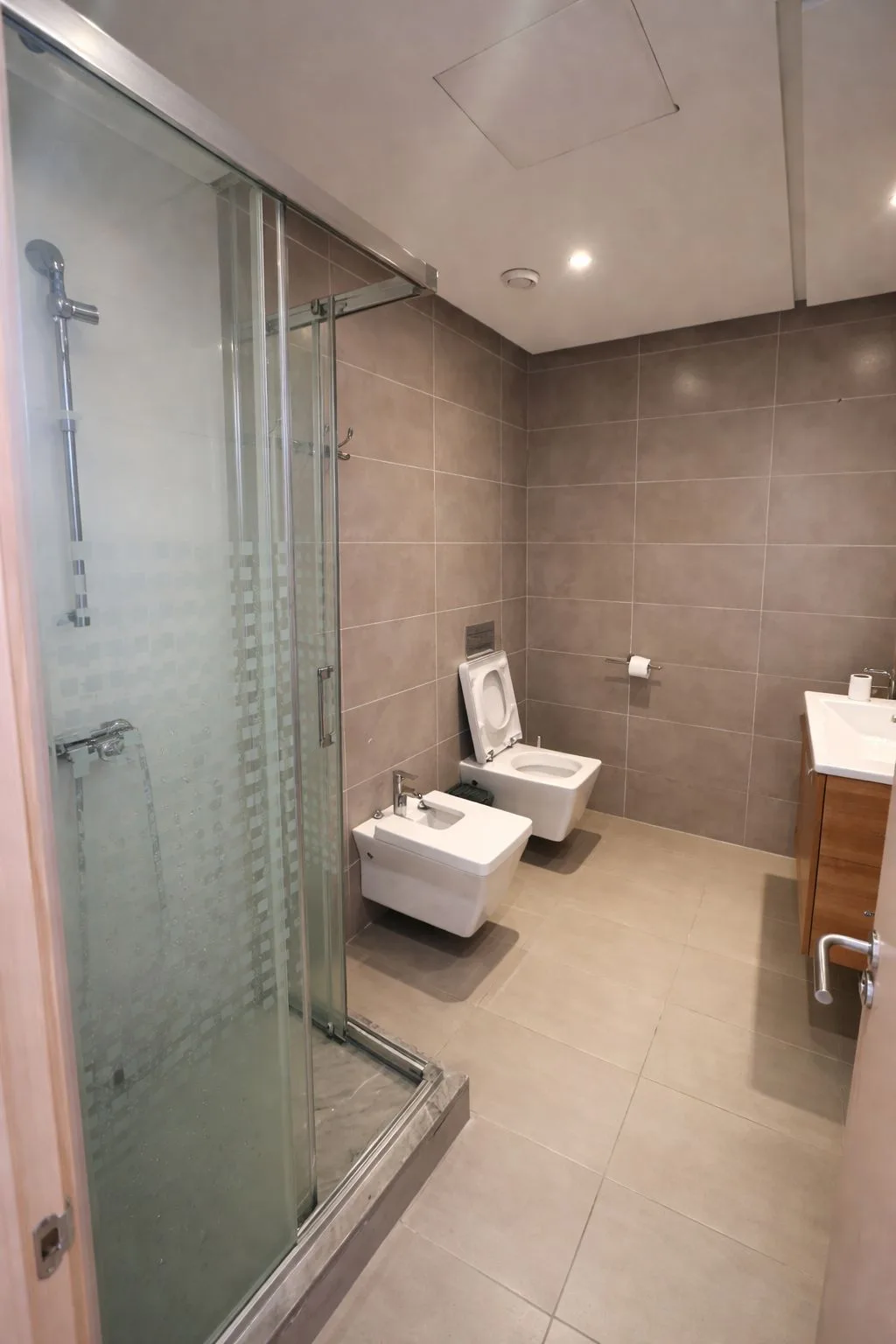 Salle de bain moderne du Cozy Studio Marbella