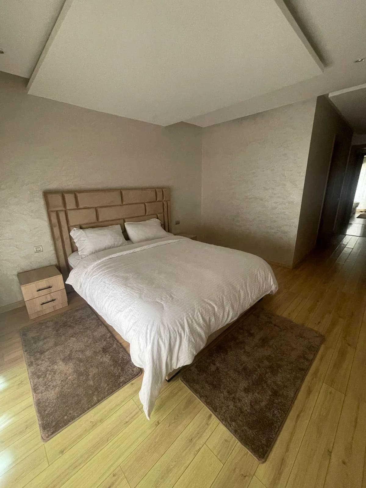 Malaga — chambre principale avec tête de lit en bois