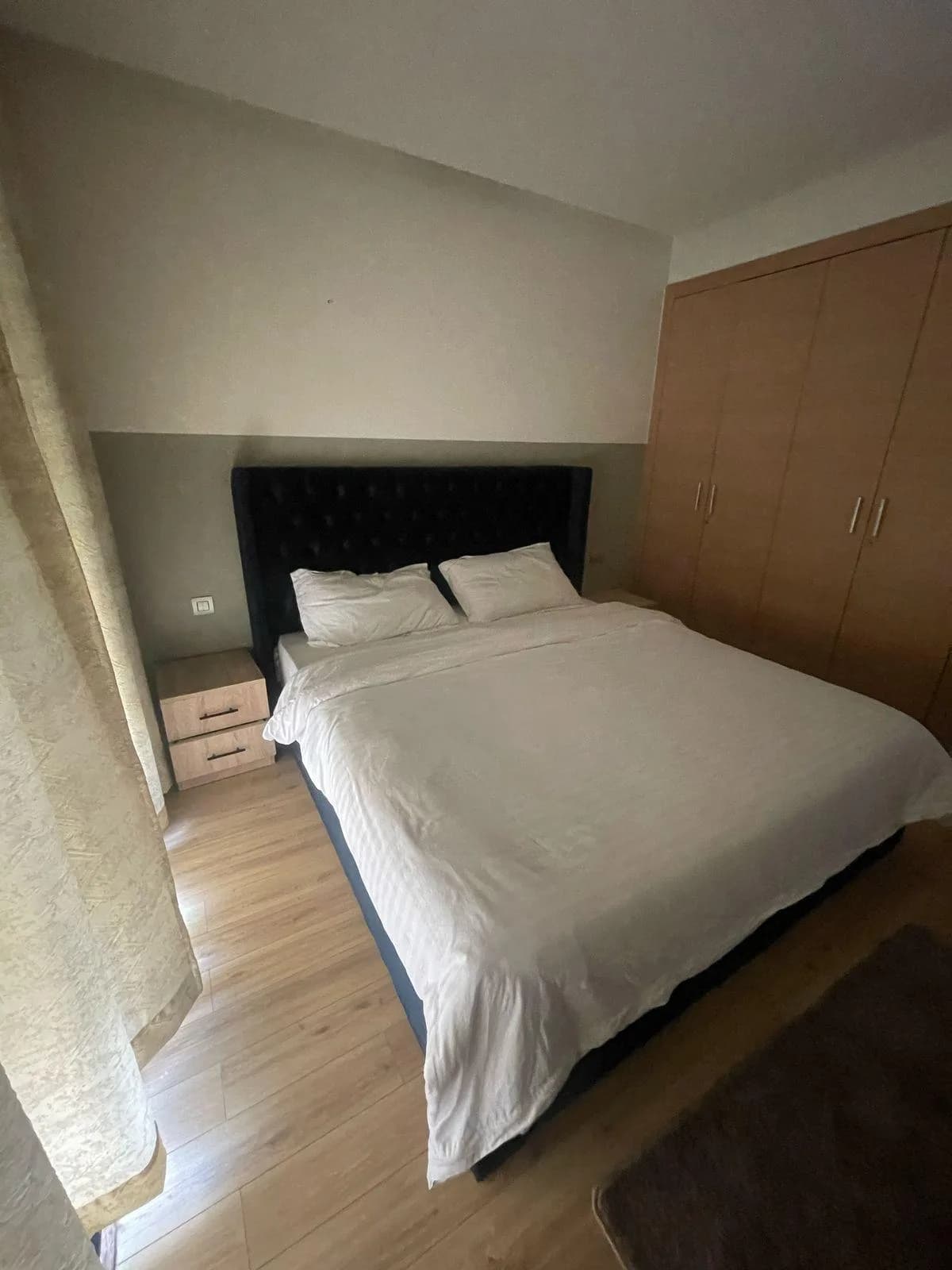 Malaga — deuxième chambre avec tête de lit capitonnée