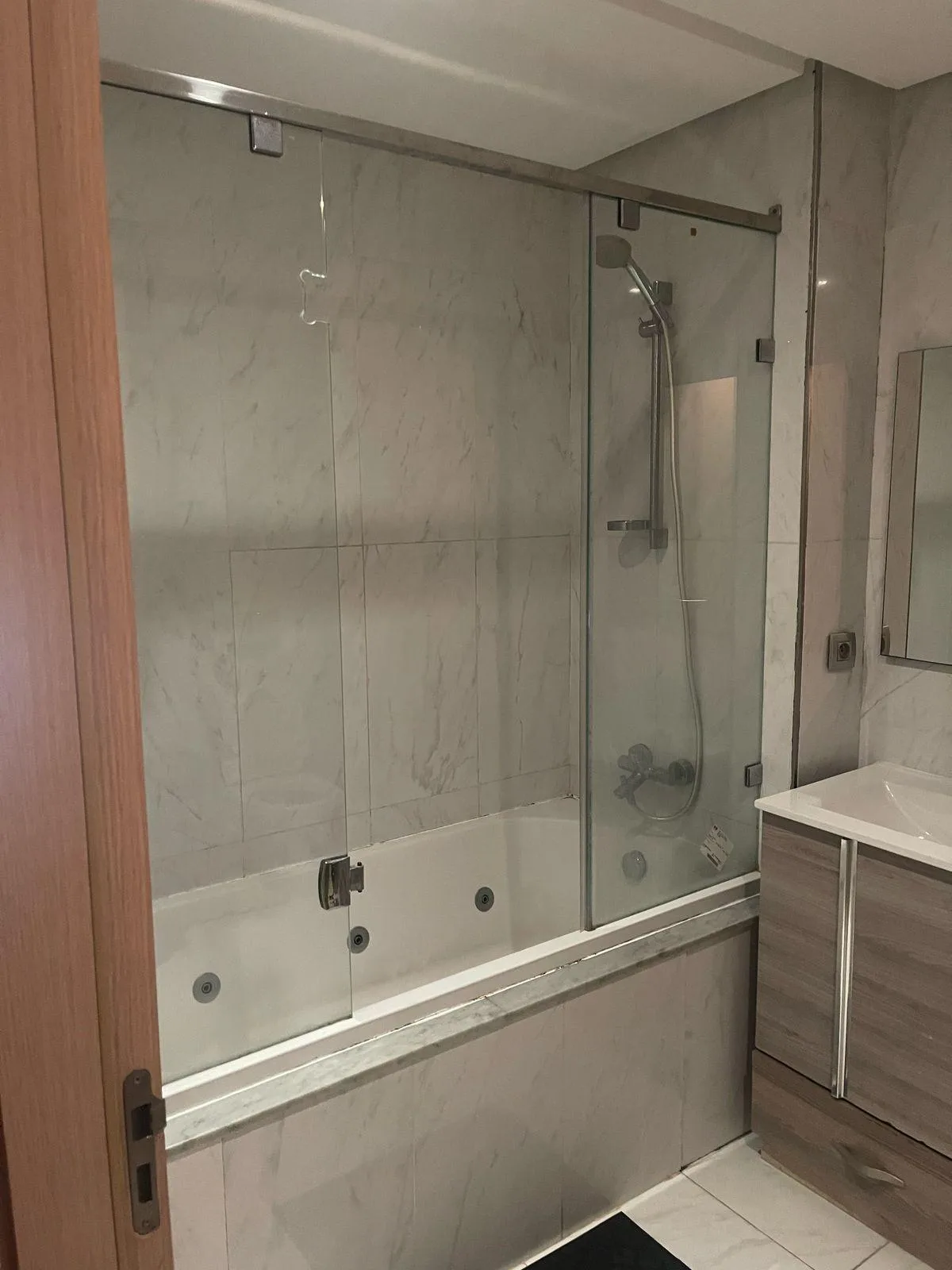 Malaga — salle de bain principale avec baignoire