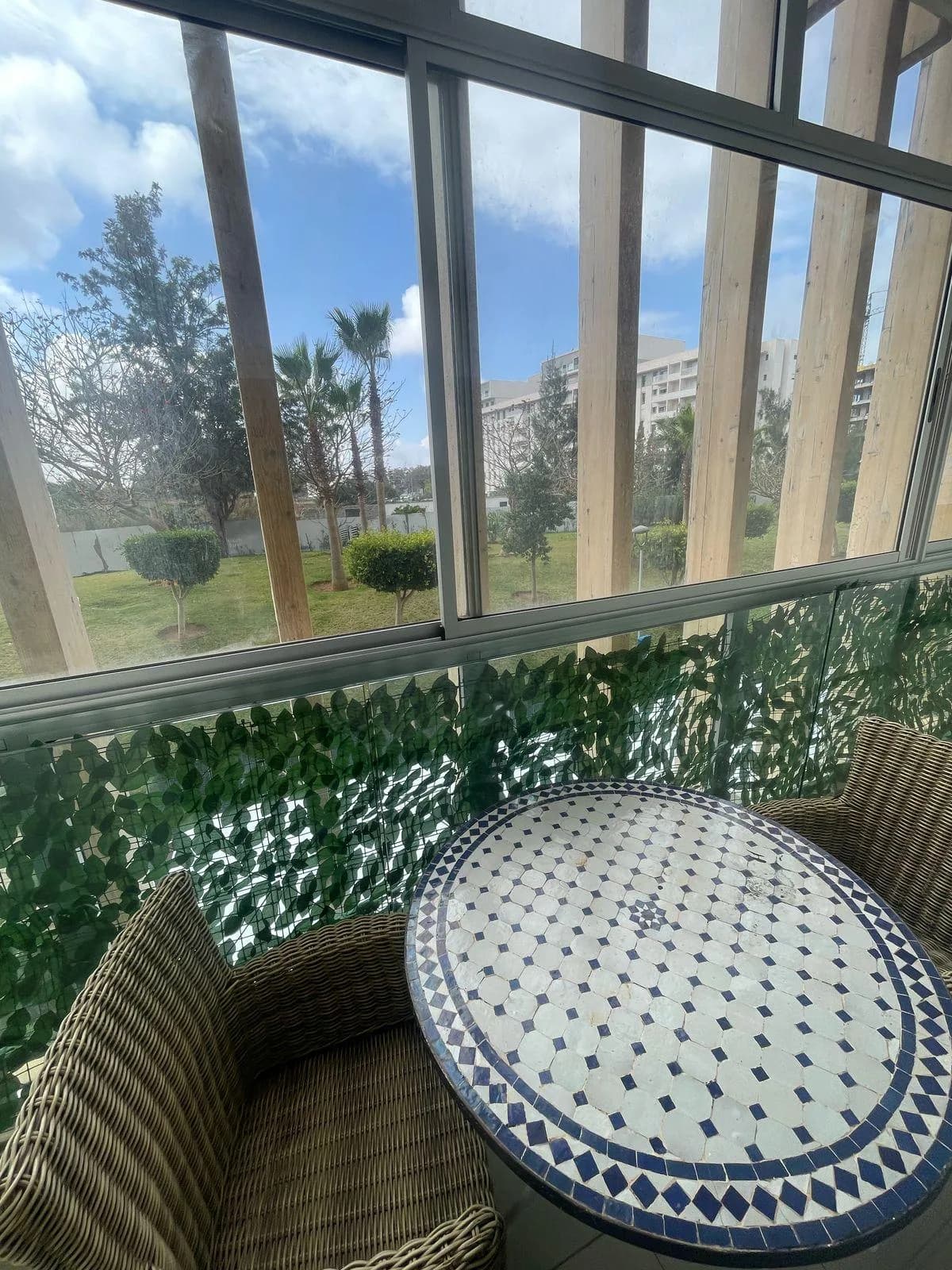 Malaga — balcon avec vue sur les espaces verts