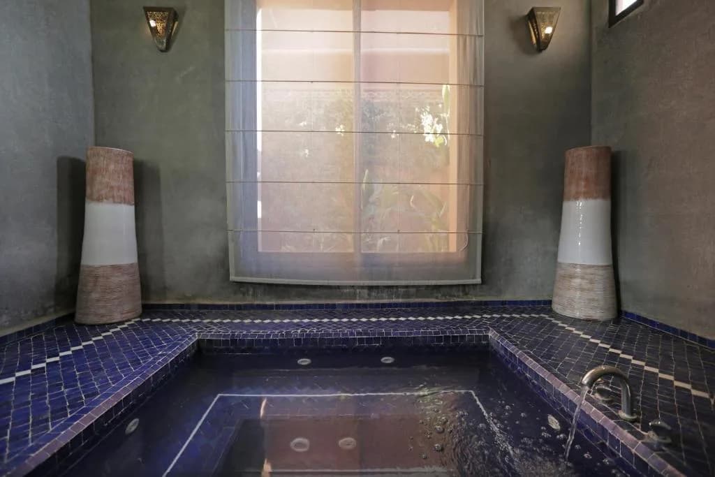 Espace bien-être de la Villa Grace, jacuzzi en mosaïque bleue