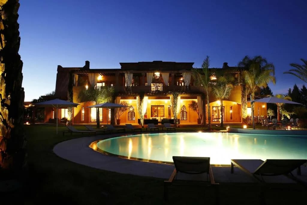 Villa Grace au crépuscule, façade illuminée et piscine
