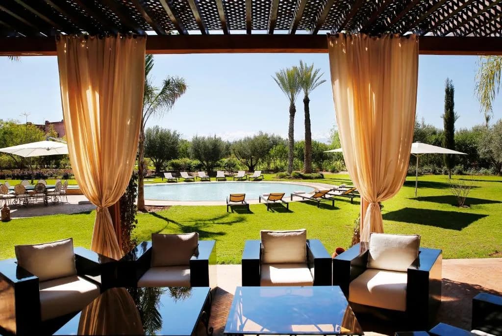 Terrasse couverte de la Villa Grace avec vue sur la piscine et l'Atlas