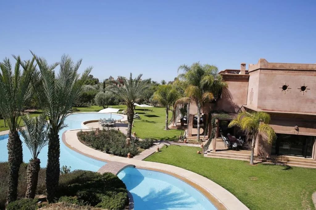 Vue sur les jardins et les piscines privées de la Villa Grace