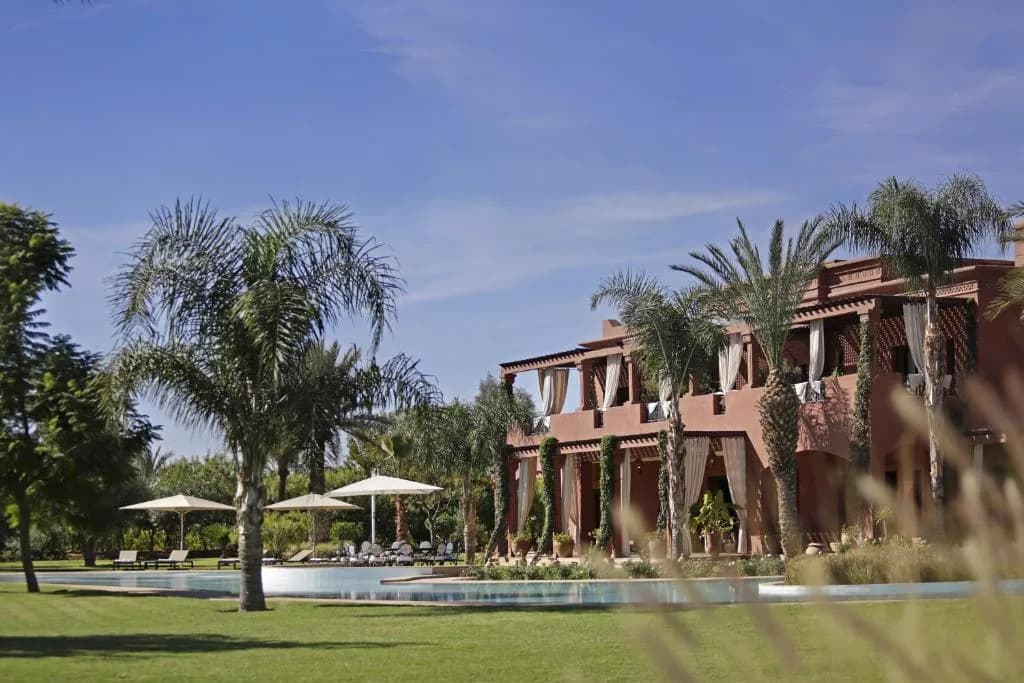 Façade extérieure de la Villa Grace et palmeraie